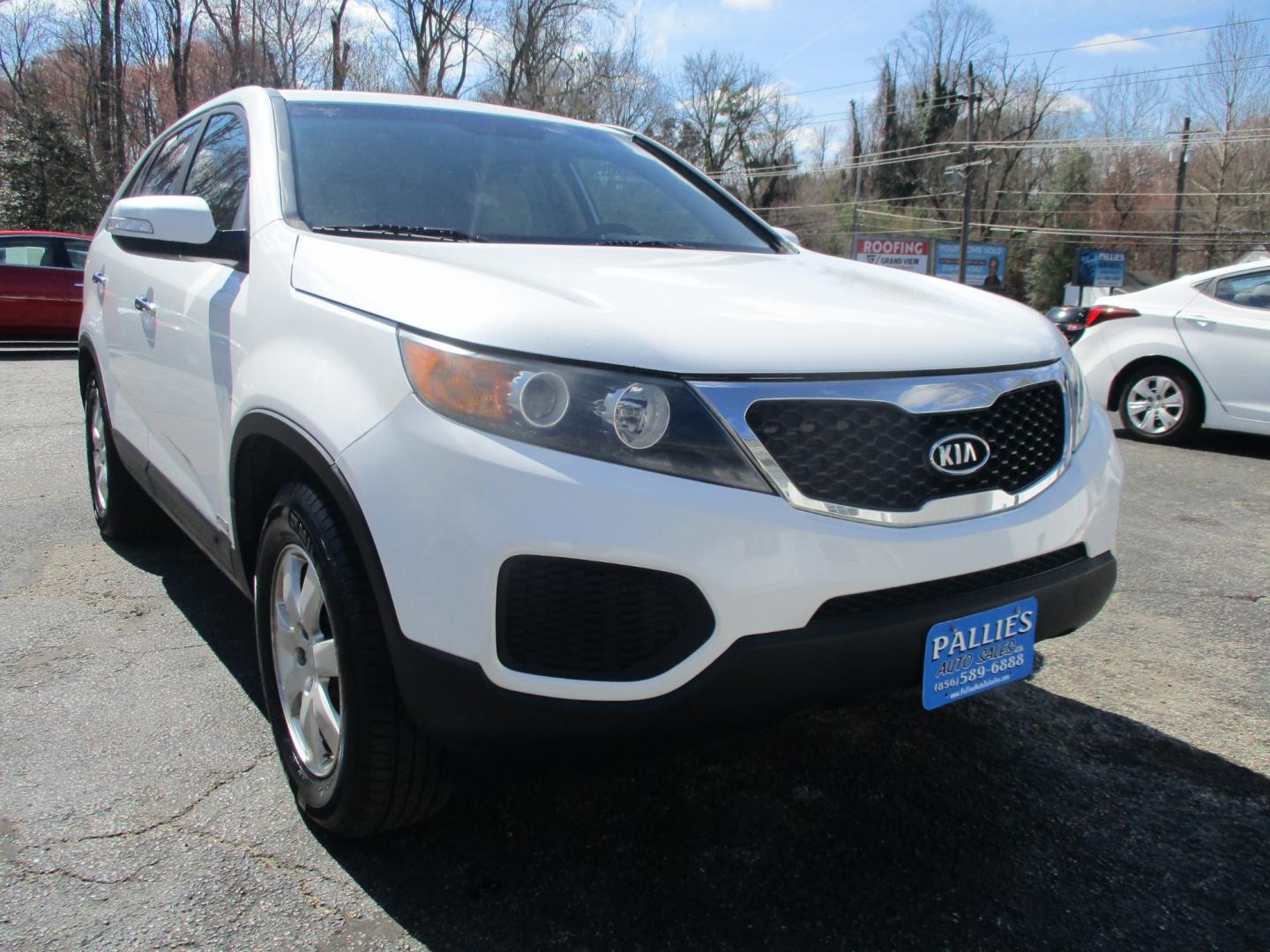 2013 WHITE Kia Sorento (5XYKTCA6XDG) with an 2.4L L4 DOHC 16V engine, AUTOMATIC transmission, located at 540a Delsea Drive, Sewell, NJ, 08080, (856) 589-6888, 39.752560, -75.111206 - Photo#8